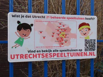 912592 Afbeelding van het bord 'UTRECHTSESPEELTUINEN.NL', met een plattegrond van de 21 beheerde speeltuinen in de stad ...